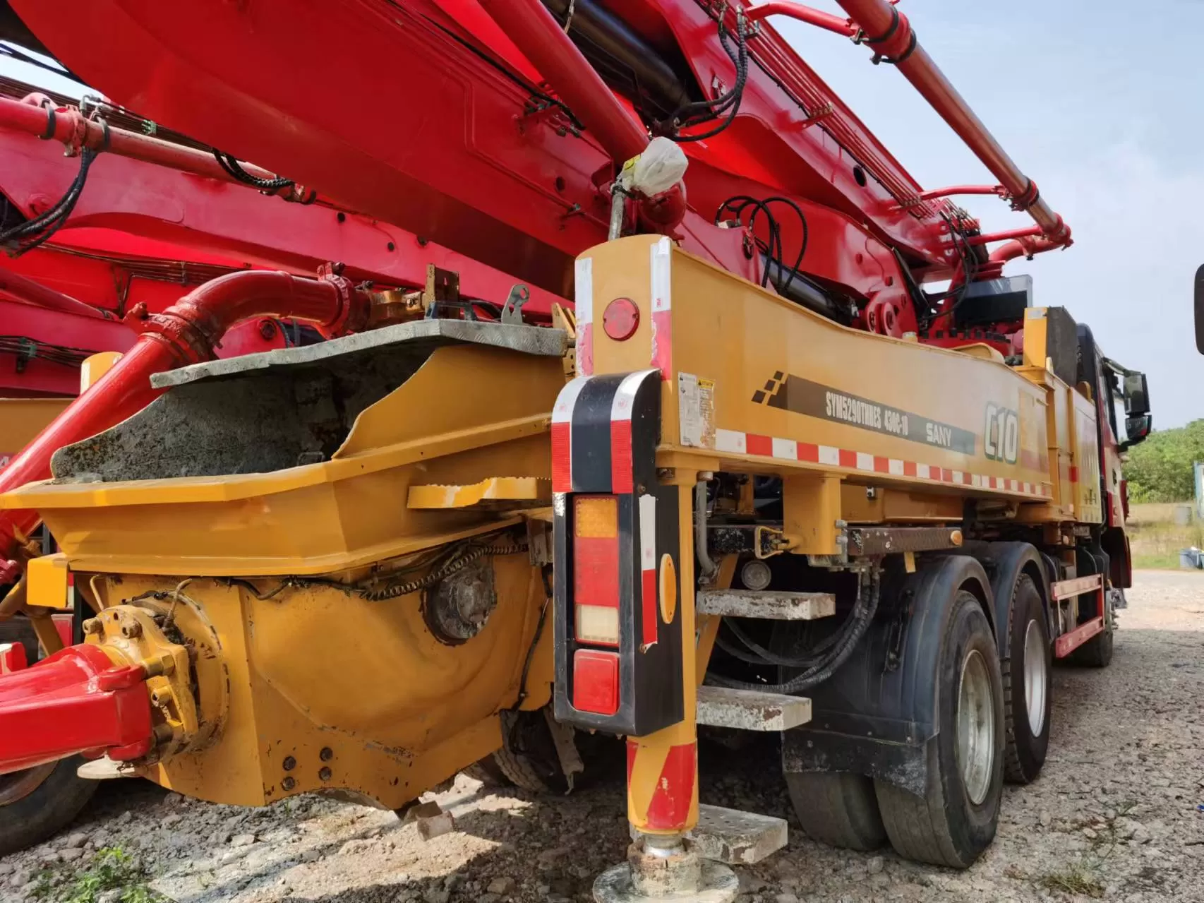 2020 sany truck-a quraşdırılmış beton pompası avtomobil sany şassisində 43m bom pompası