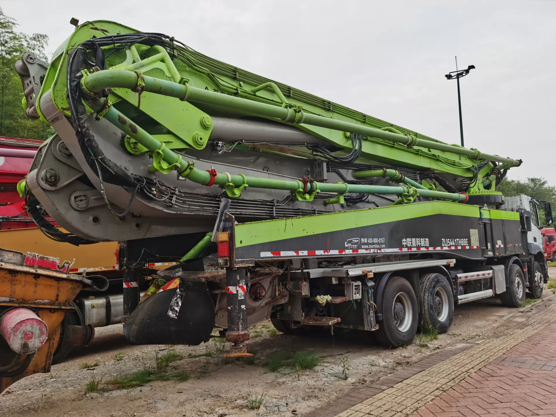 2020 zoomlion bom pompası 63m yük maşınına quraşdırılmış beton pompalı avtomobil benz şassisində